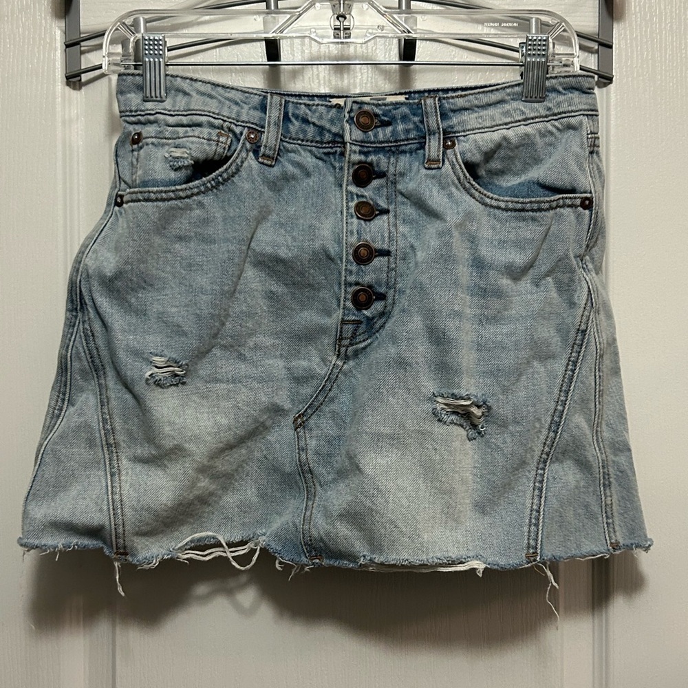 Free People We The Free Denim Skirt Breezy Button Fly, size 27 light wash blue‎